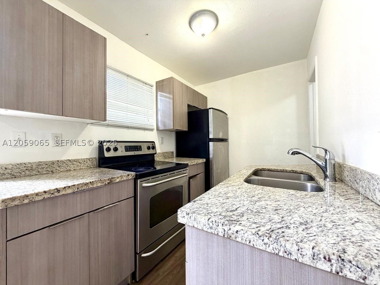 529 Sw 3rd St #3 - Photo 5 of 11