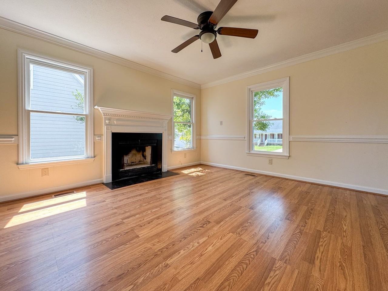 821 Connaly Dr - Photo 2 of 27