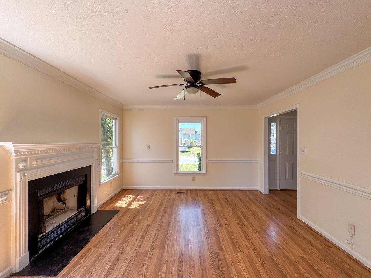821 Connaly Dr - Photo 4 of 27