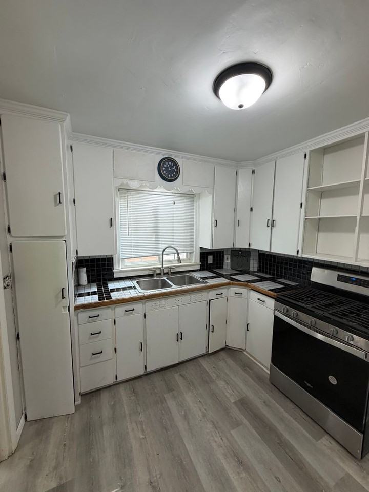 324 W Oakland Ave - Photo 3 of 46