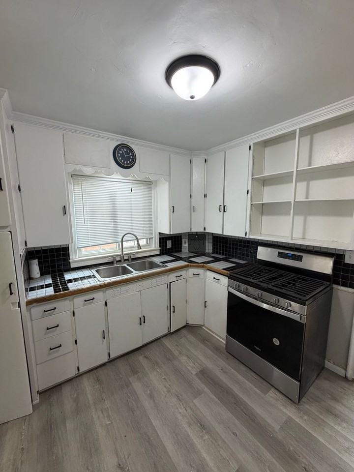 324 W Oakland Ave - Photo 4 of 46