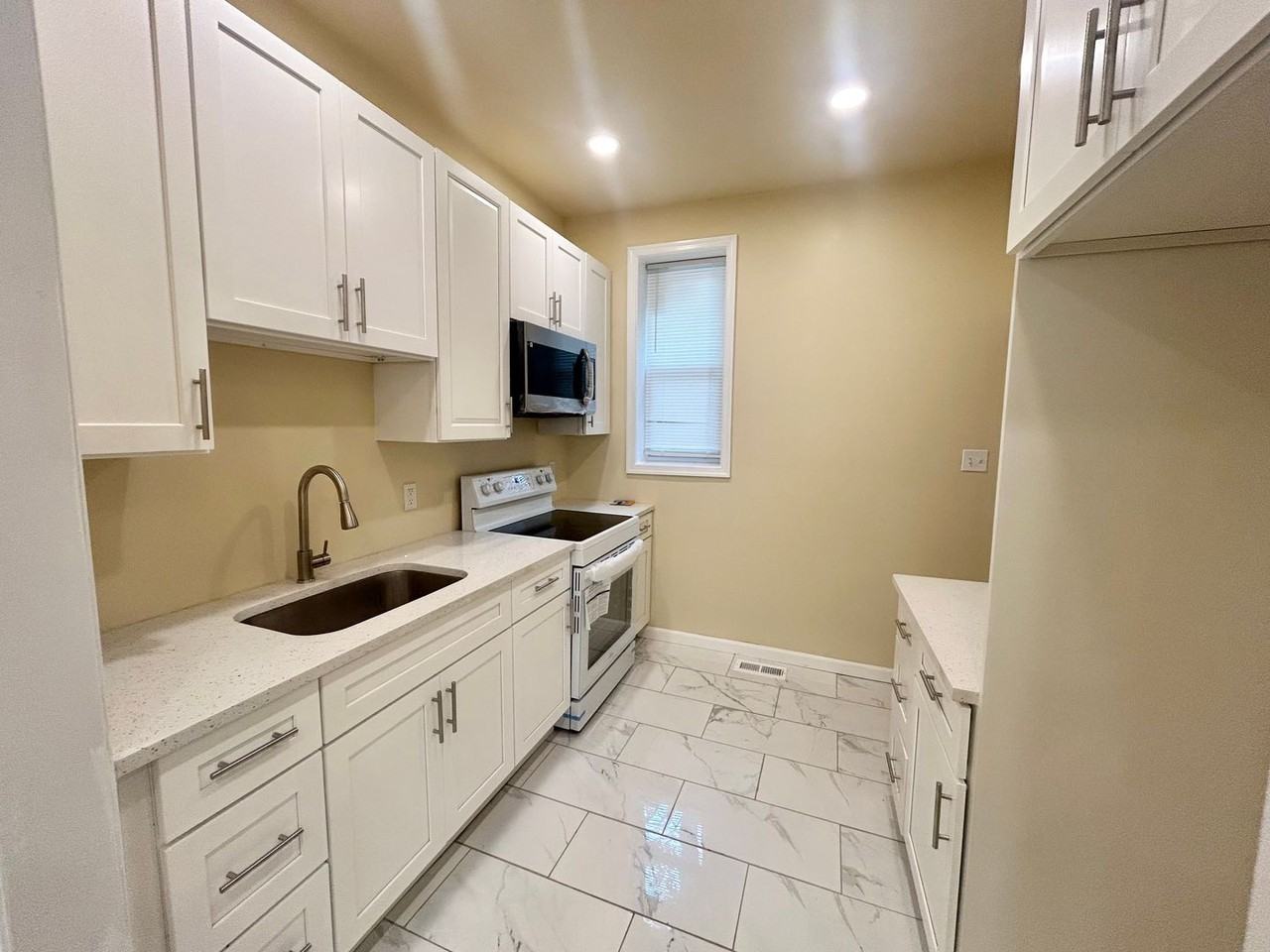 916 W Boston St - Photo 2 of 7