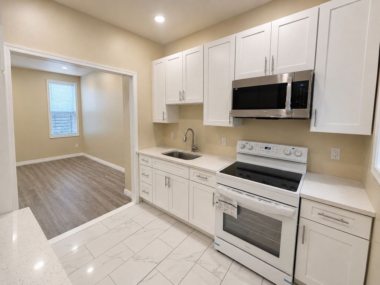 916 W Boston St - Photo 3 of 7