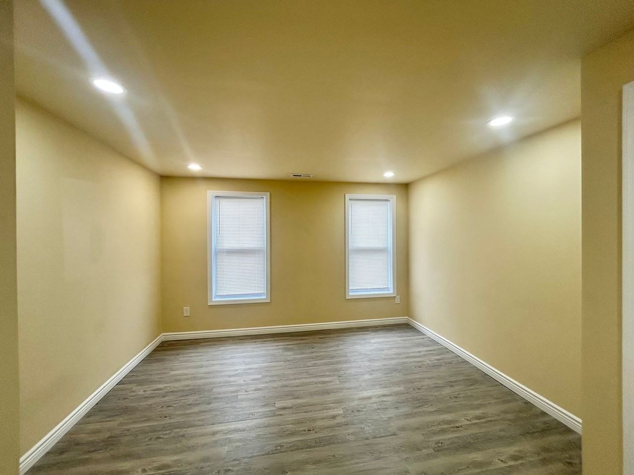 916 W Boston St - Photo 5 of 7