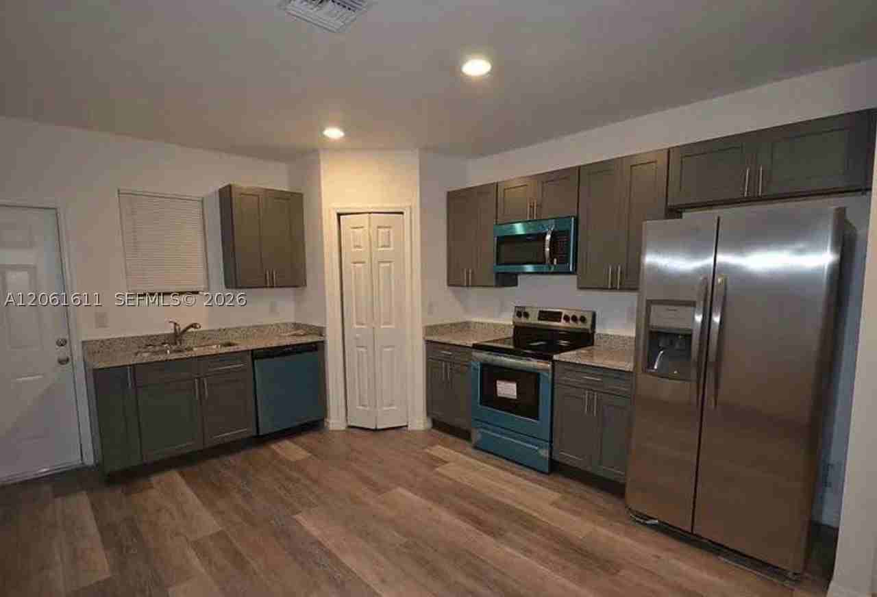 2221 Carver Ave - Photo 4 of 11