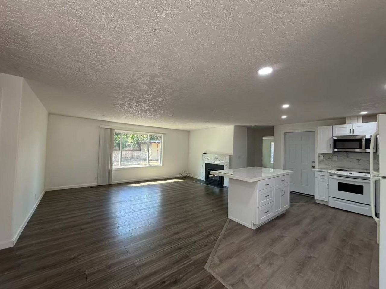 1670 Nw Maple Ave - Photo 3 of 17