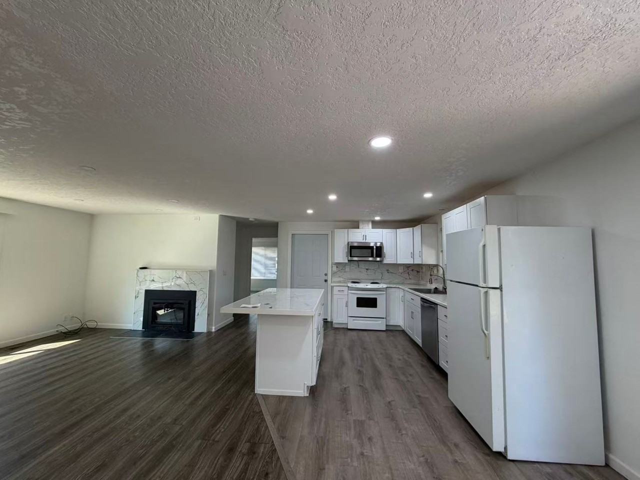 1670 Nw Maple Ave - Photo 4 of 17