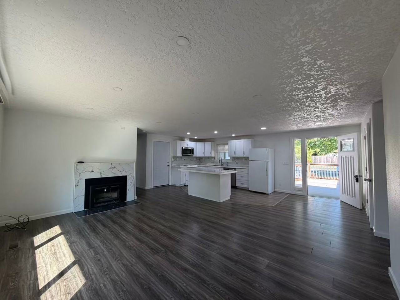 1670 Nw Maple Ave - Photo 5 of 17