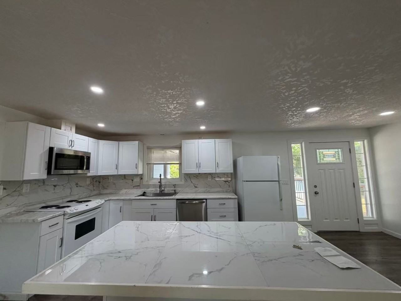 1670 Nw Maple Ave - Photo 6 of 17