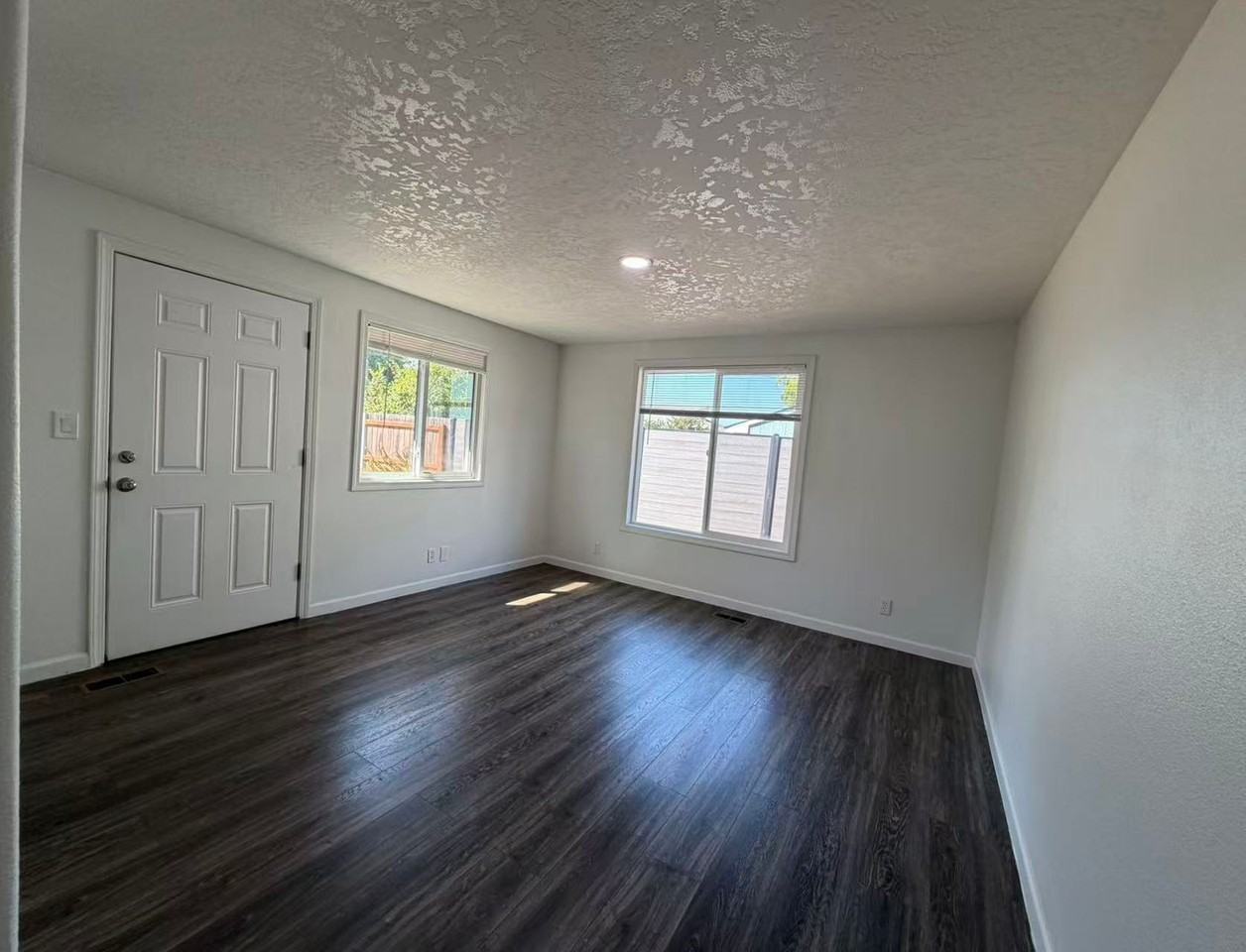 1670 Nw Maple Ave - Photo 7 of 17