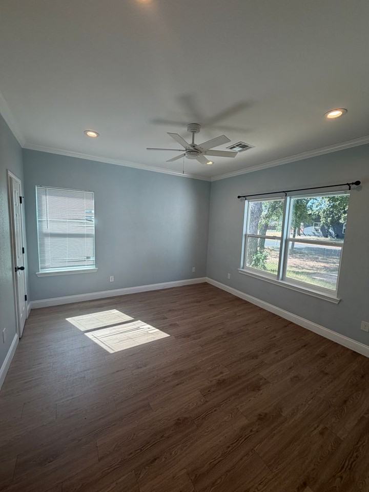 509 Hood St - Photo 5 of 11