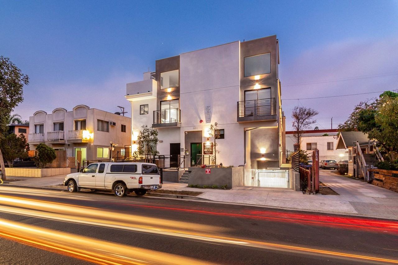 Come home to these New Modern Townhouse in Hollywood! - Photo 2 of 24