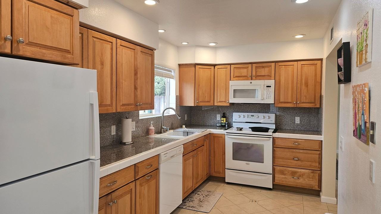 196 Normandy Dr - Photo 4 of 32