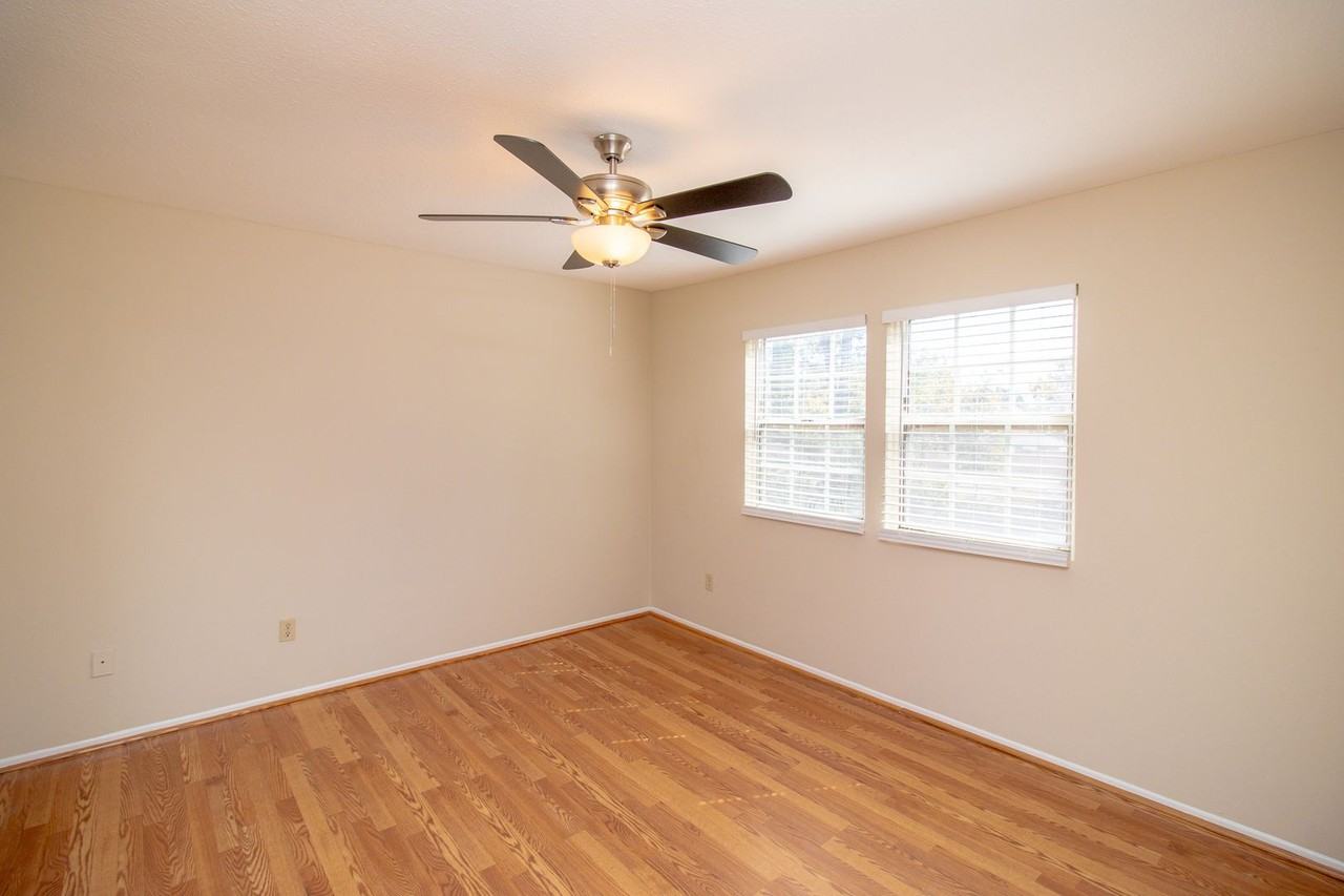 932 Oak Glen Ln - Photo 4 of 36