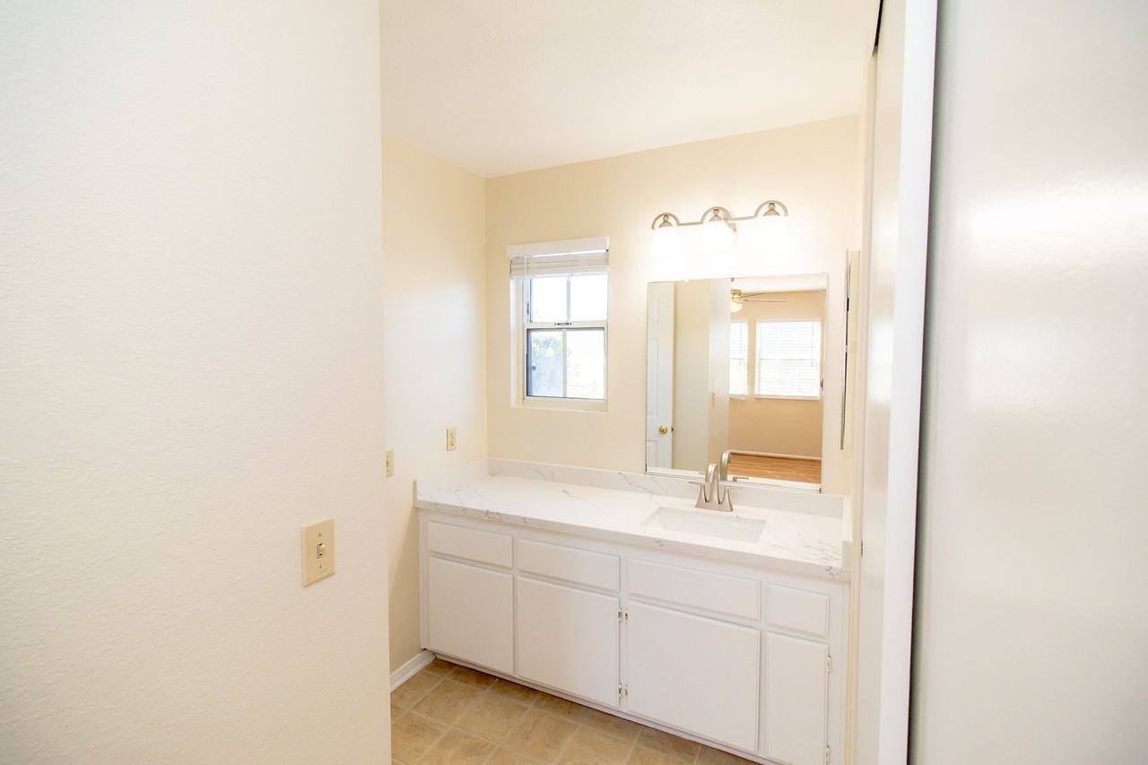 932 Oak Glen Ln - Photo 5 of 36