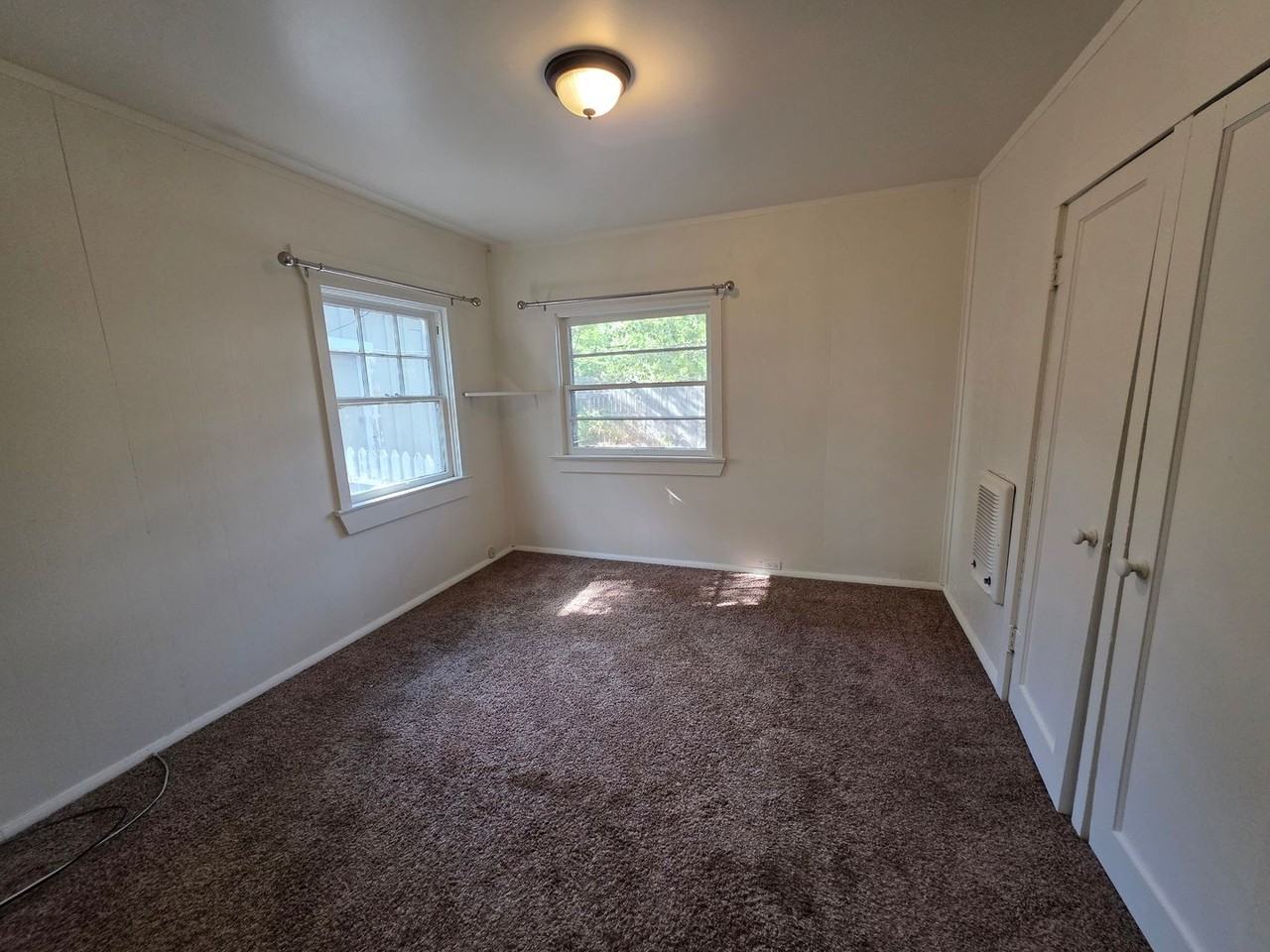 1044 Nw Conklin Ave - Photo 6 of 10