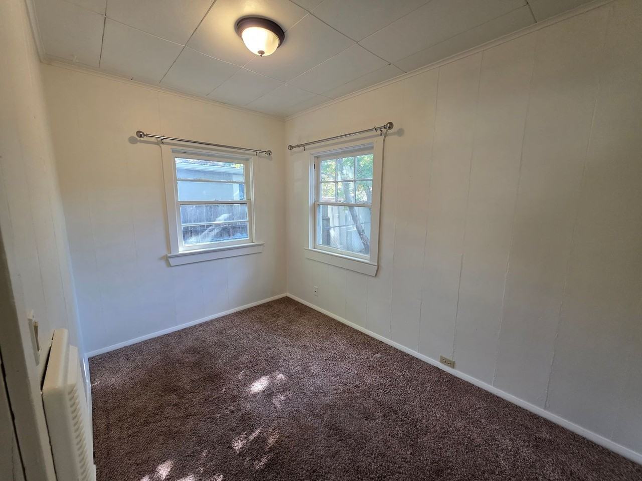 1044 Nw Conklin Ave - Photo 7 of 10