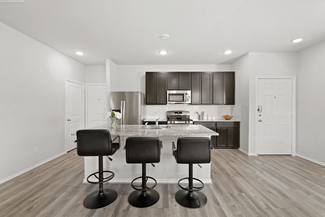 1402 Acorn Meadow St - Photo 4 of 16