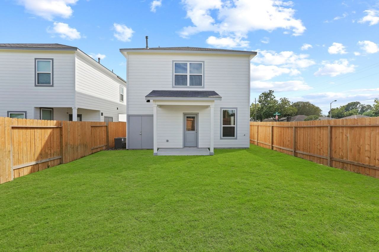 1402 Acorn Meadow St - Photo 5 of 16