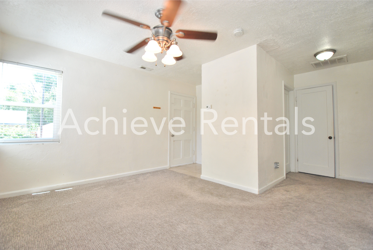 1068 Crescent Dr - Photo 2 of 8