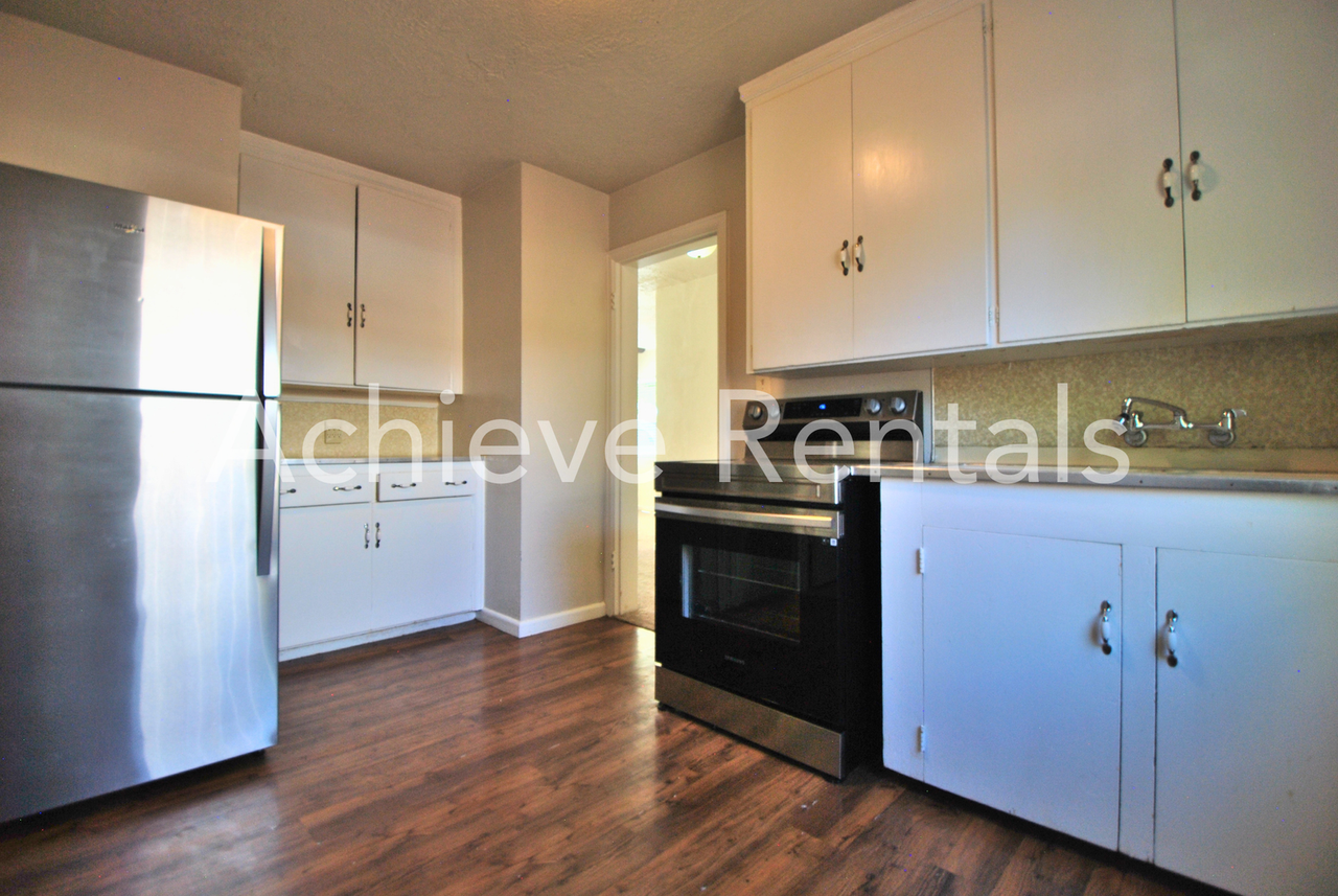 1068 Crescent Dr - Photo 3 of 8