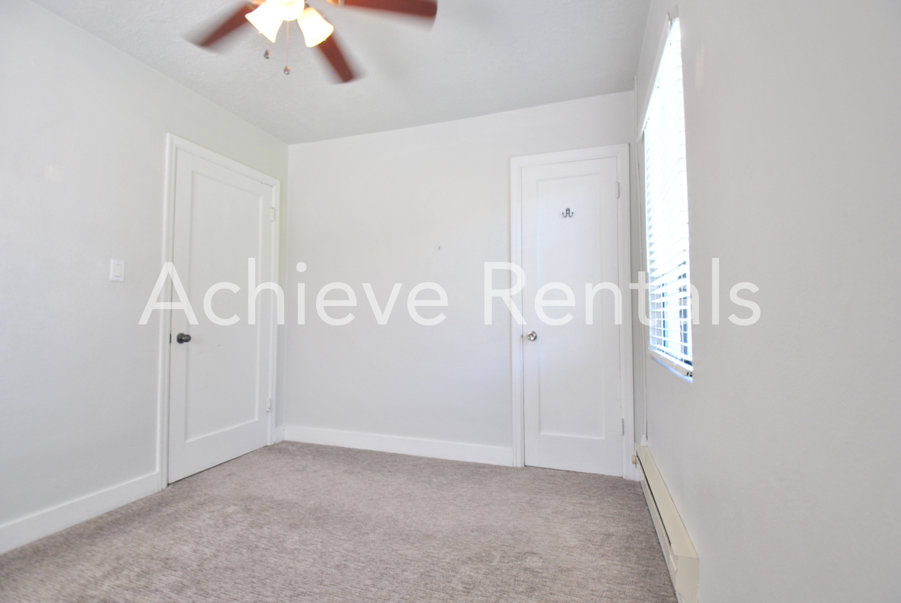 1068 Crescent Dr - Photo 4 of 8