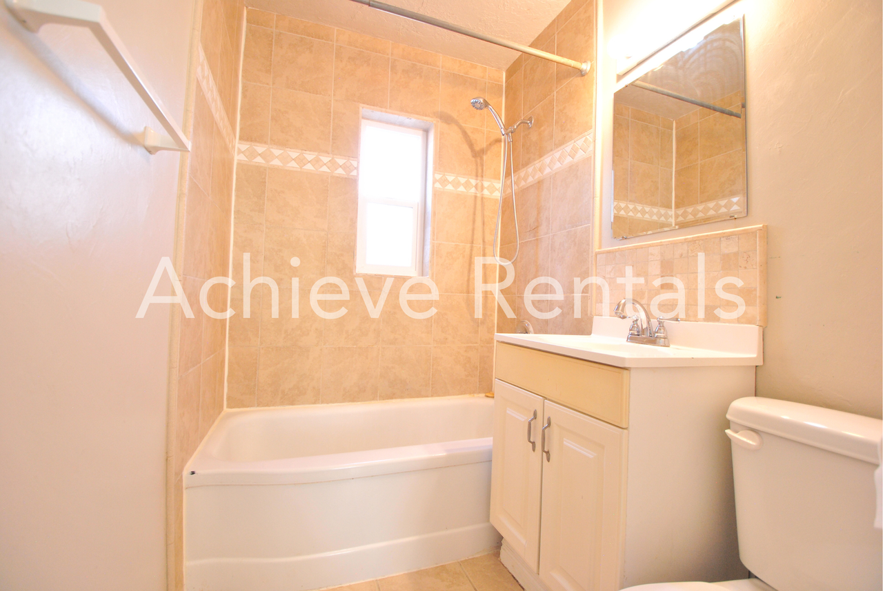 1068 Crescent Dr - Photo 6 of 8