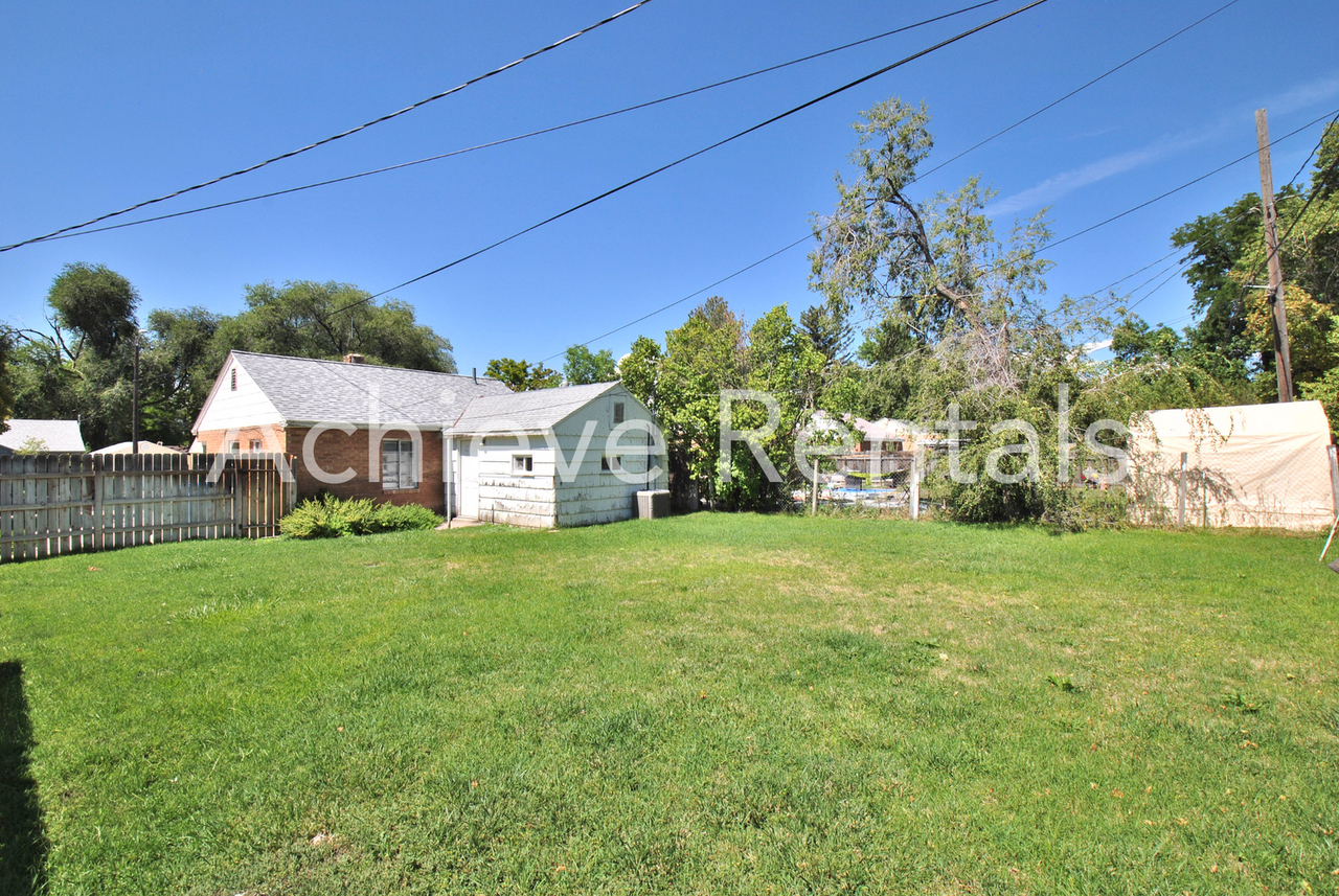 1068 Crescent Dr - Photo 7 of 8