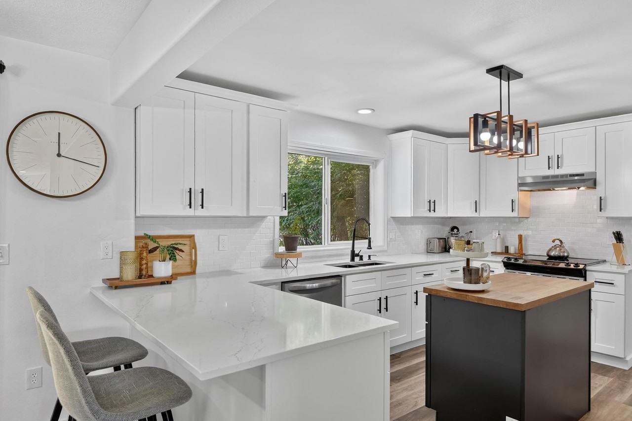 10108 N Seminole Dr - Photo 7 of 35