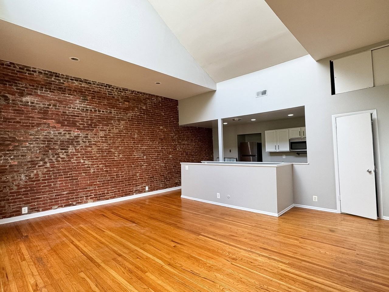 1010 Clinton St #3M - Photo 4 of 8