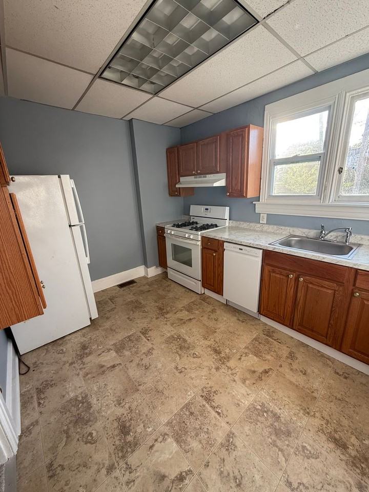 737 Linden Ave - Photo 3 of 9