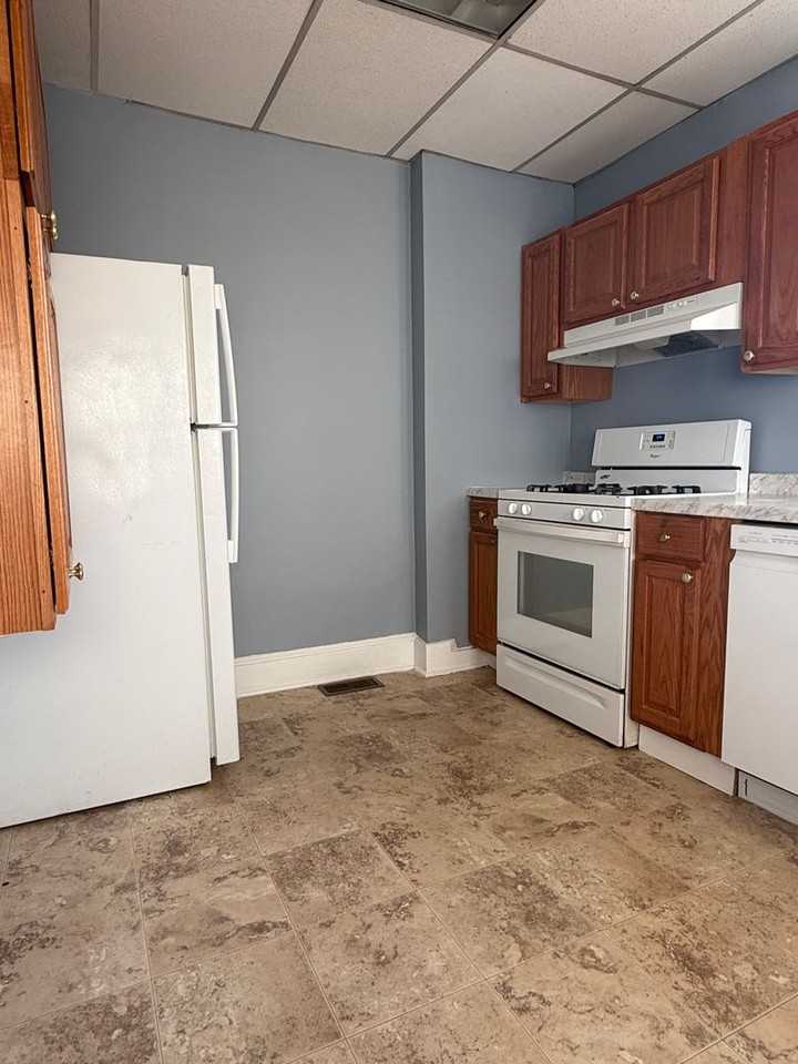 737 Linden Ave - Photo 4 of 9