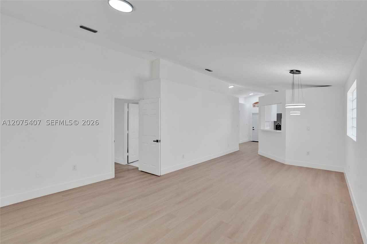 4114 Sapphire St - Photo 2 of 26