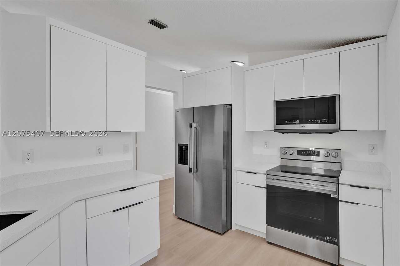 4114 Sapphire St - Photo 3 of 26