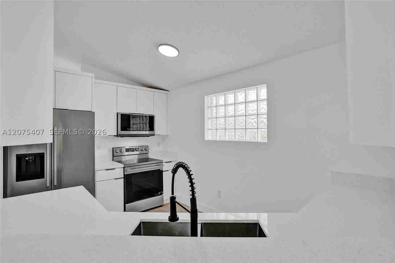 4114 Sapphire St - Photo 6 of 26