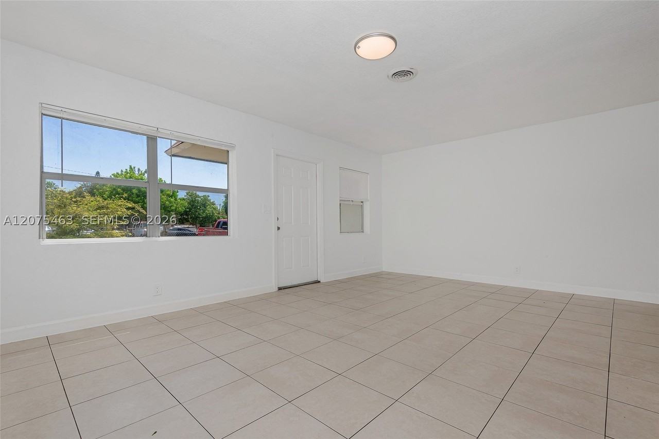 1607 Nw 8th Ave #2 - Photo 5 of 28