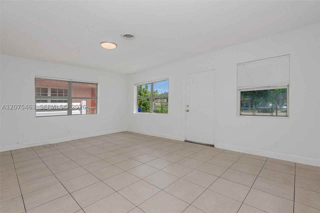 1607 Nw 8th Ave #2 - Photo 6 of 28