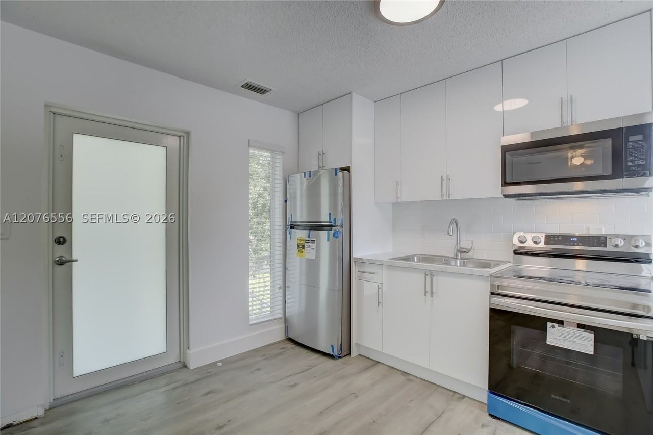 1335 Ne 5th Ave #3 - Photo 3 of 19