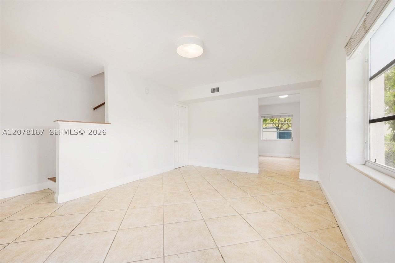 2332 Sw 26th Ln - Photo 4 of 15