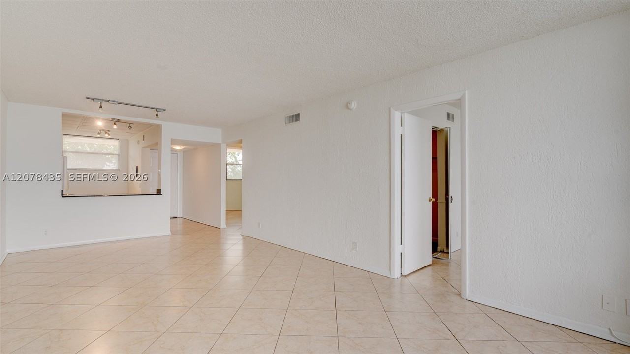 114 Lake Emerald Dr #409 - Photo 4 of 17