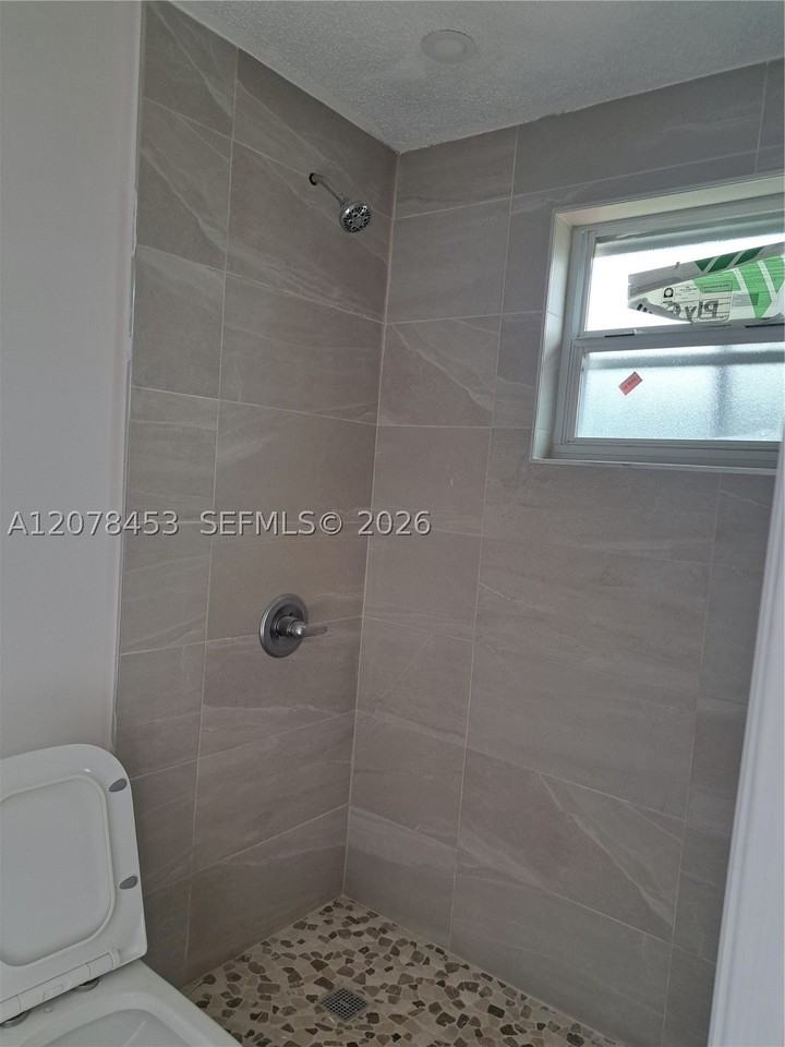 2421 Sw 93rd Ct #1 - Photo 4 of 6