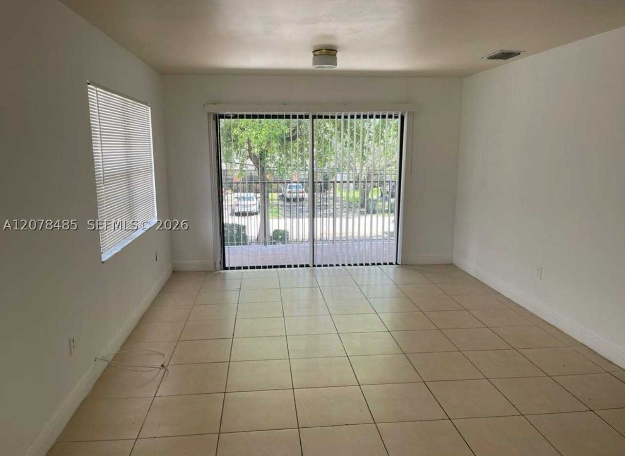 1017 Sw 8th St #A - Photo 2 of 10