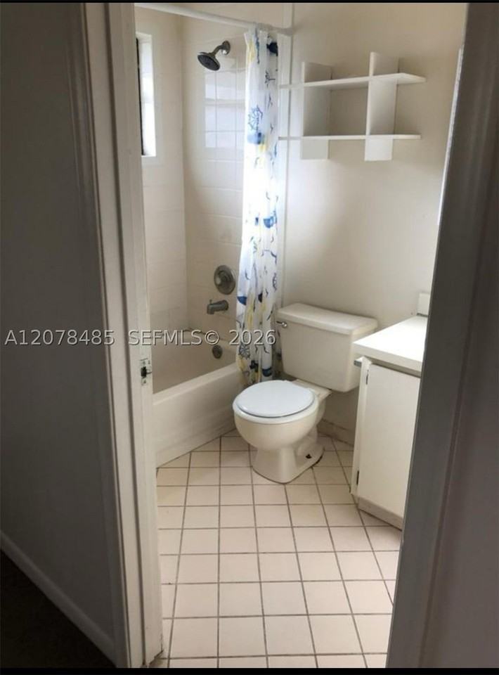 1017 Sw 8th St #A - Photo 3 of 10