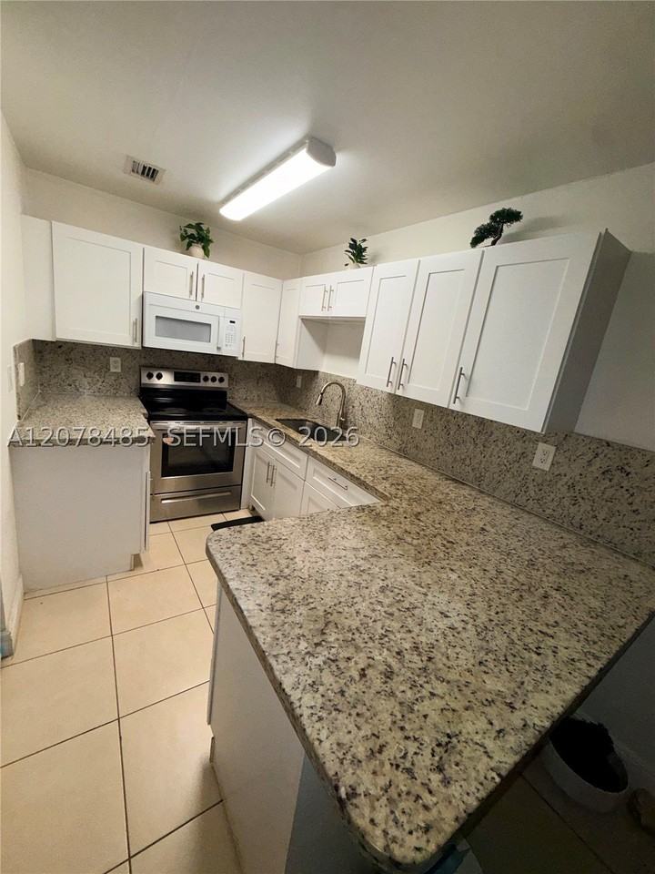 1017 Sw 8th St #A - Photo 6 of 10