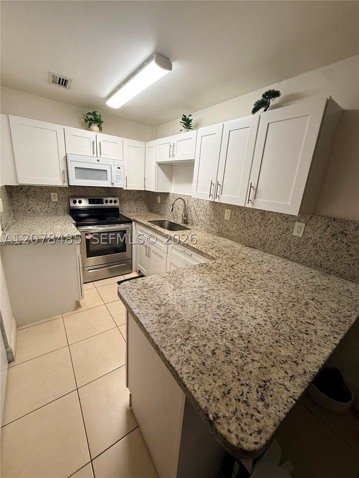 1017 Sw 8th St #A - Photo 7 of 10