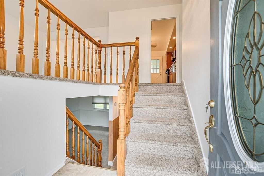 559 Wood Ave - Photo 3 of 27
