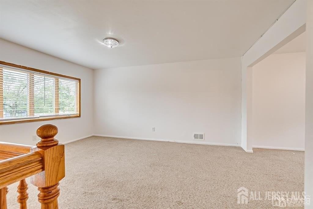 559 Wood Ave - Photo 5 of 27