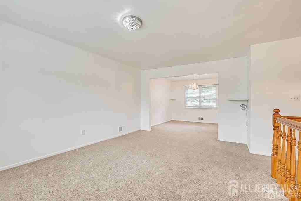 559 Wood Ave - Photo 7 of 27