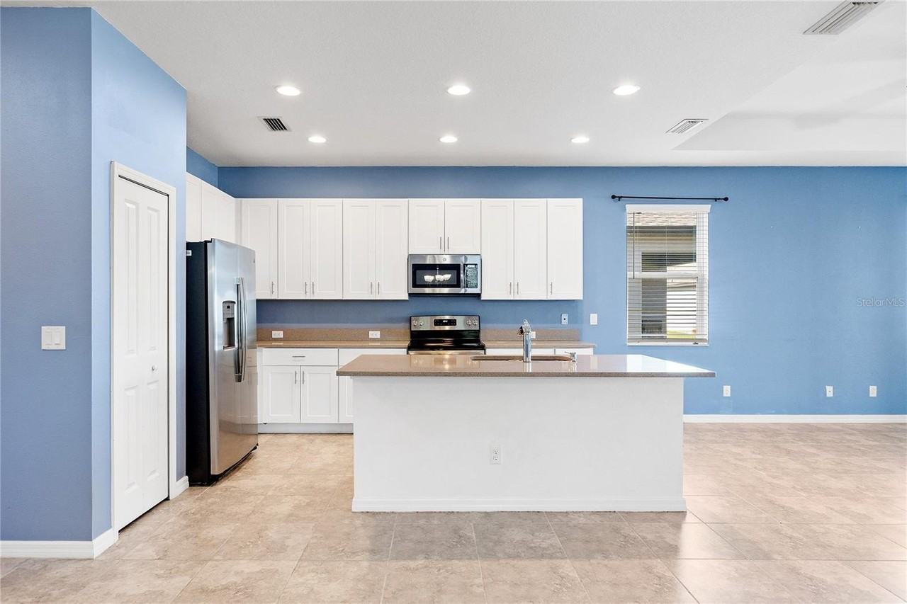 8561 Whispering St - Photo 5 of 33