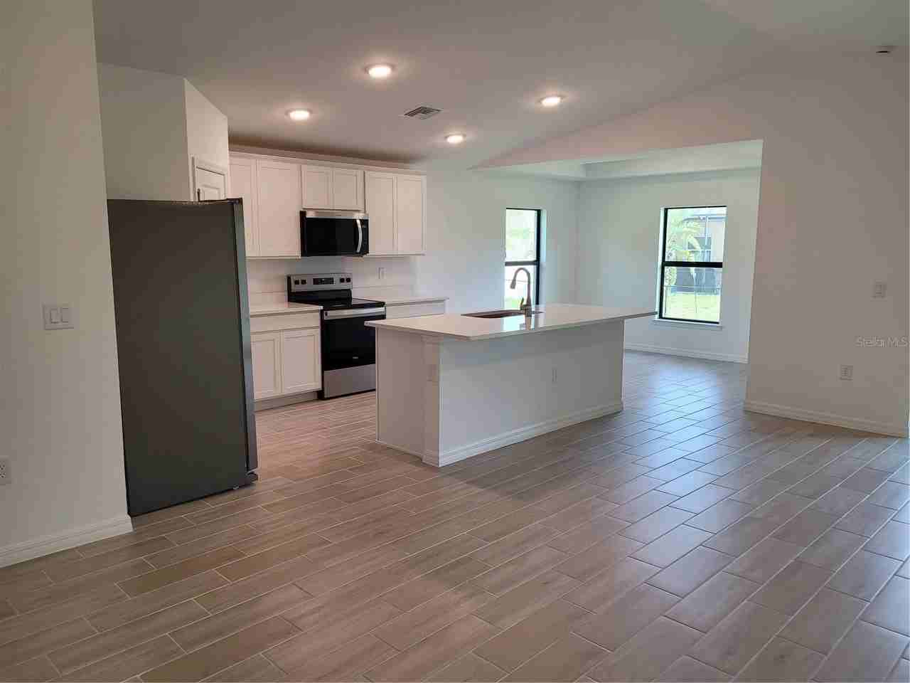 11383 Baggot Ave - Photo 4 of 34